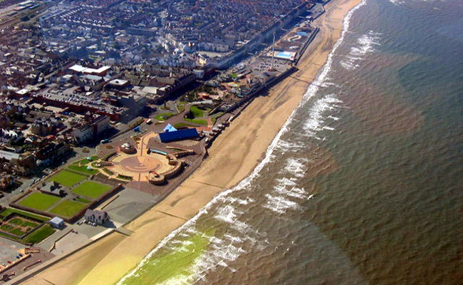 can you take dogs on rhyl beach